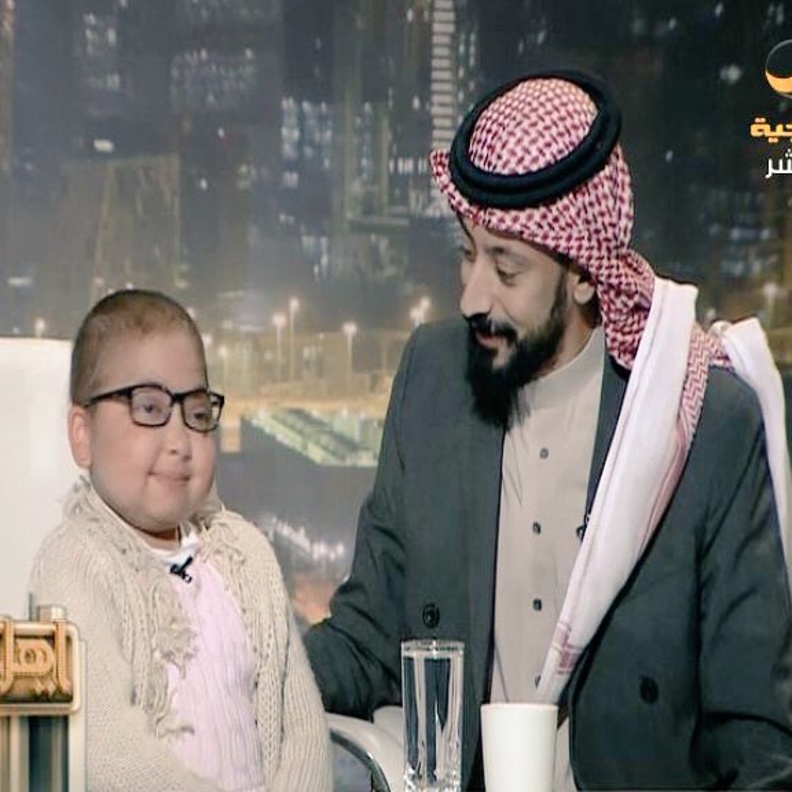 ذرفت الطفلة دموعها فرحا.
