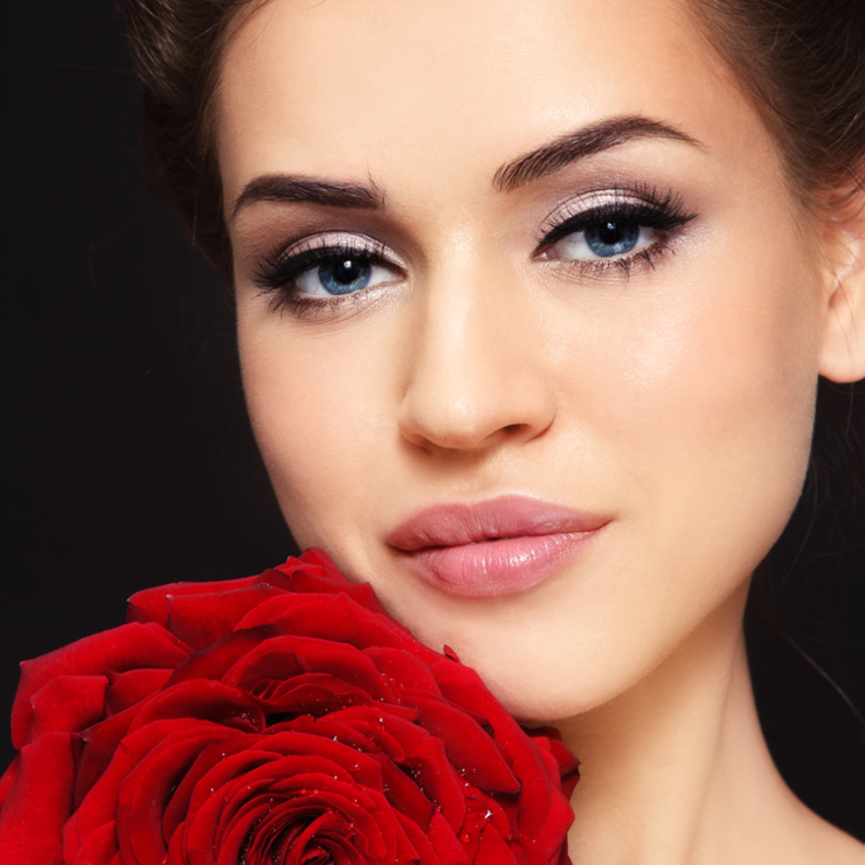 بتلات الورد الاحمر للشفاه