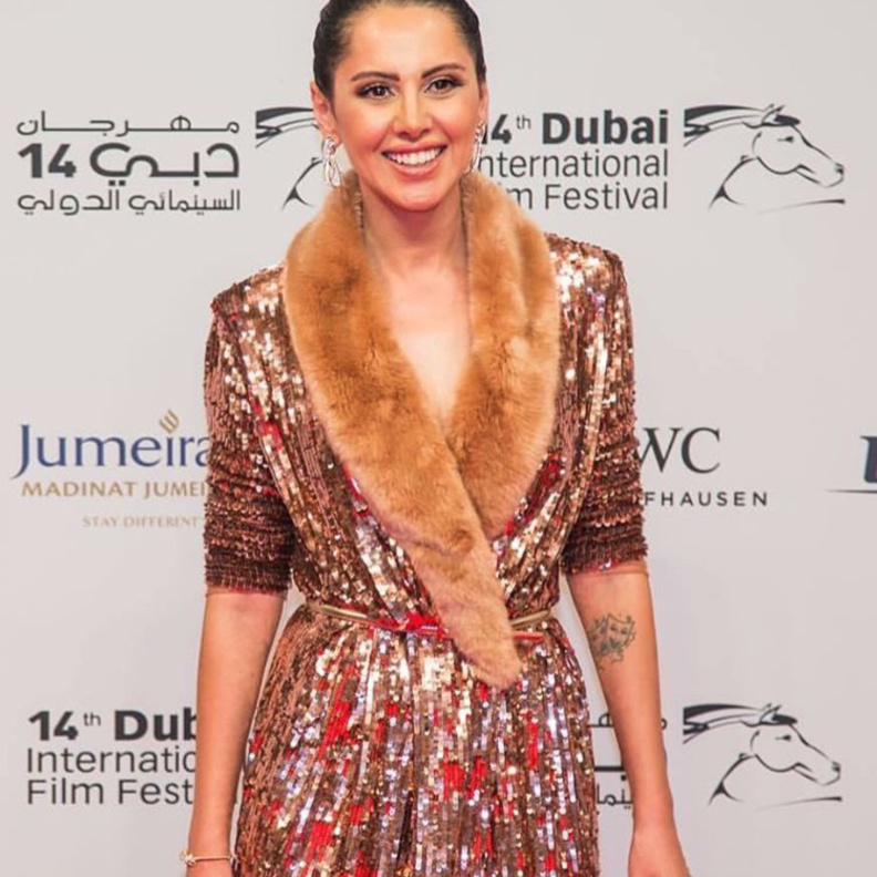 مايا دياب جذابة في فستان ذهبي من الشراريب