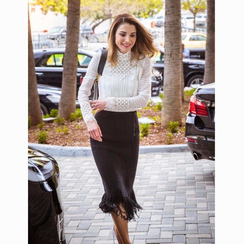 الملكة رانيا مشرقة بموضة البنطلون الاسود المطرز