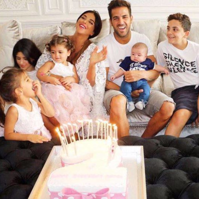 فابريغاس مع دانييلا سمعان والاطفال