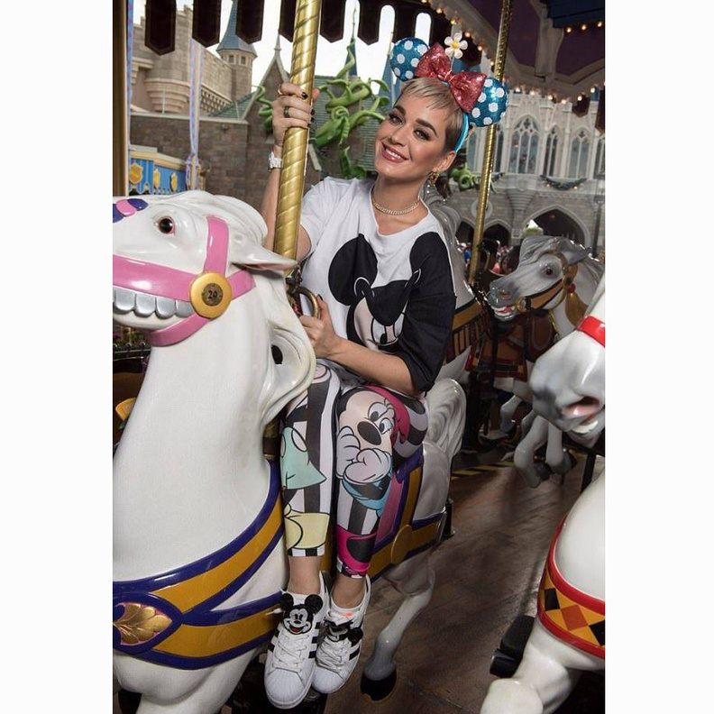 كاتي بيري تستمتع بأجواء ديزني لاند في فلوريدا