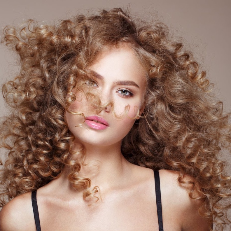 شعر طويل مجعد