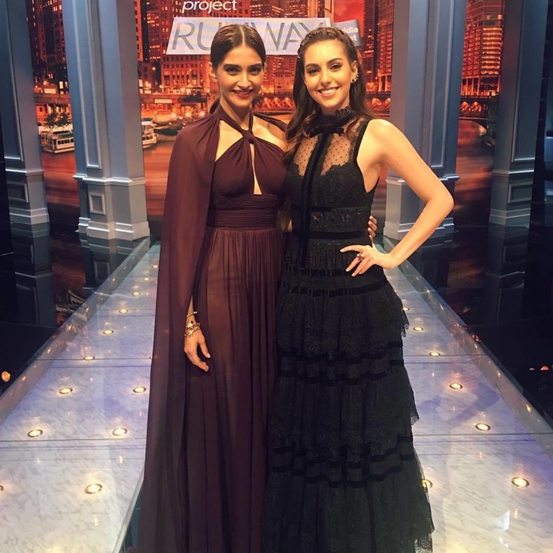 سونام كابور سعيدة بمقابلة إيلي صعب وعفاف جنيفان ويسرا في Project Runway