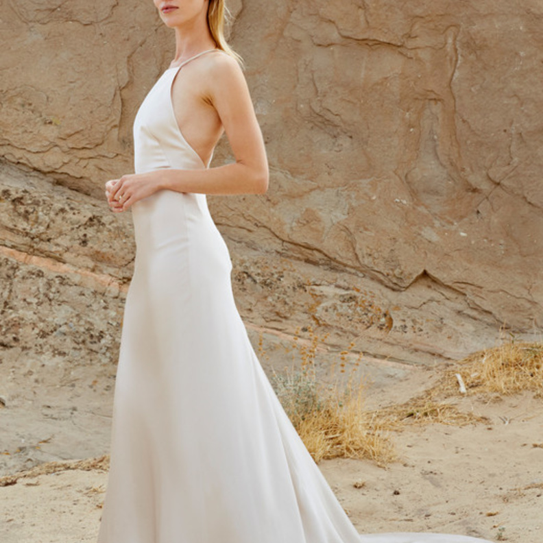 مجموعة فساتين زفاف سافانا ميلر خريف 2018 - فستان بتطريزات ذهبية و اكمام طويلة مع لمسة الازرار عند الخصر