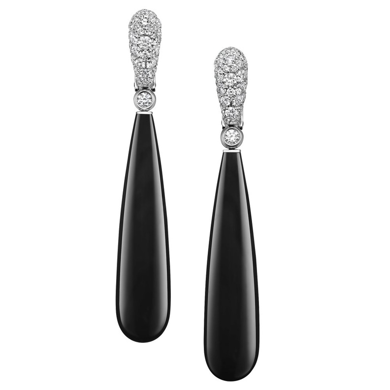 أقراط كارتييه من الذهب الأبيض والماس والأونيكس