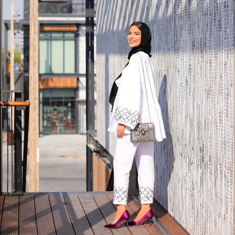 إطلالات للمحجبات باللون الأبيض