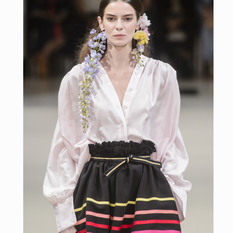 نسقي موديلات بلوزات صيف 2018 في إطلالاتك الشتوية