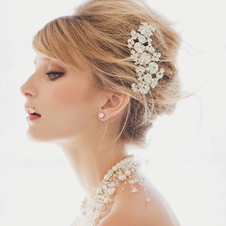 تسريحة الكعكة المنخفضة مع الضفائر و الخصل المتداخلة