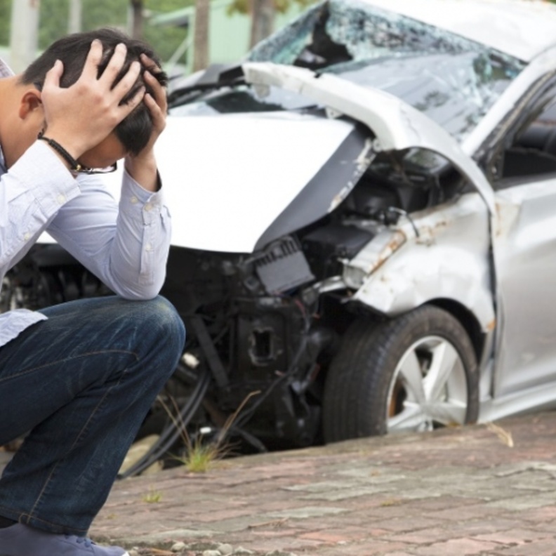 العناية الإلهية أنقذت سائقا كان يقف إلى جوار سيارته