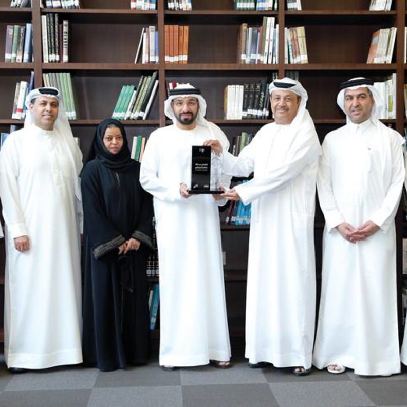 "دبي للثقافة" تكرم الفنان عبدالله صالح الرميثي مبدع "حديقة الخير"