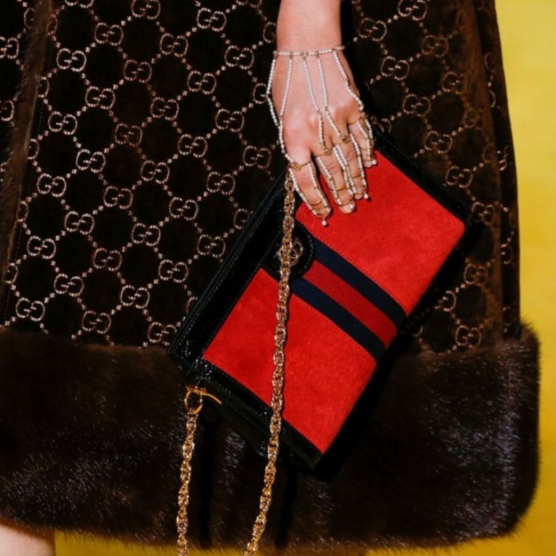 حقائب حمراء بقصّات غنيّة منوّعة لمختلف الأذواق