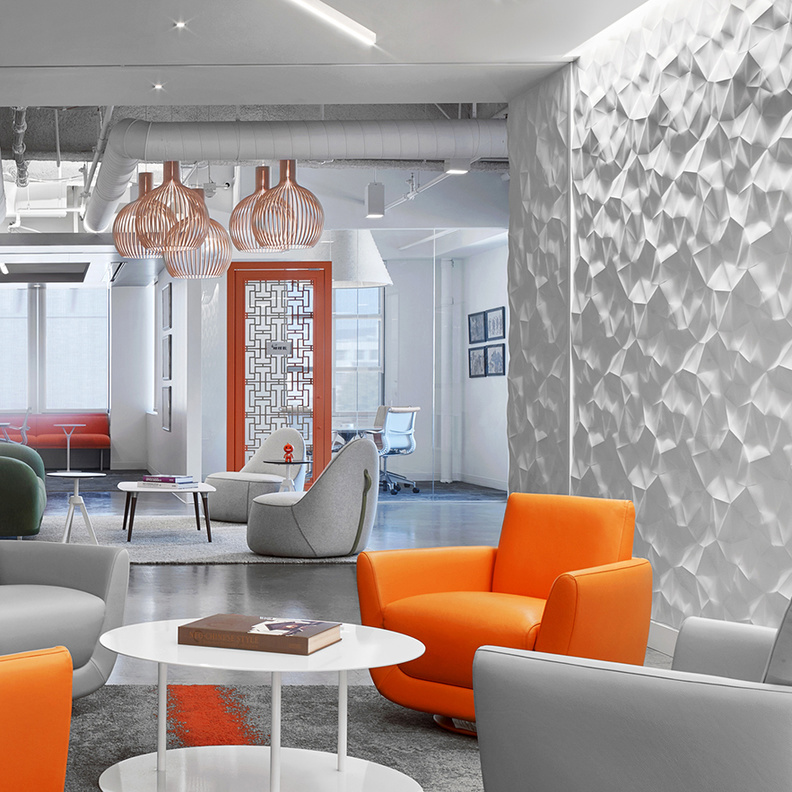 ديكورات جبسية على جدار من المرايا لديكور مودرن