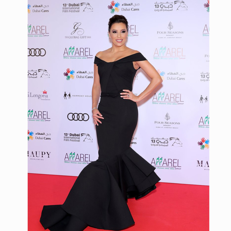 فستان اسود فاخر من وحي ايفا لونغوريا