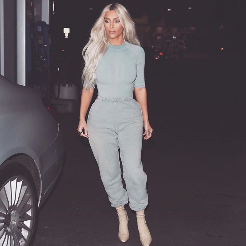 لوك مسائي باللون الاسود اعتمدته كيم كارداشيان.