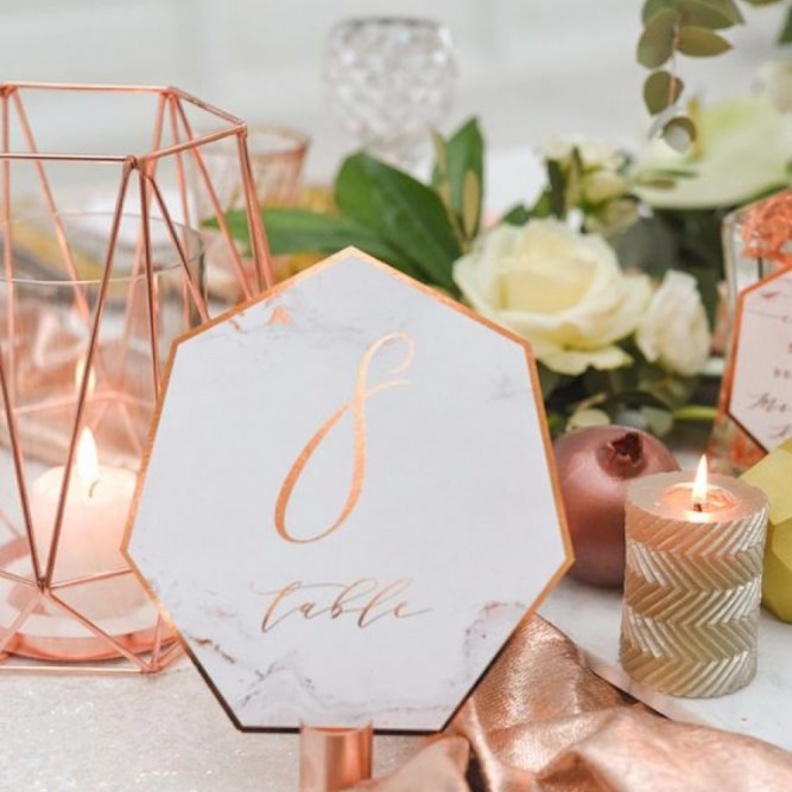 زينة الورد المعلقة