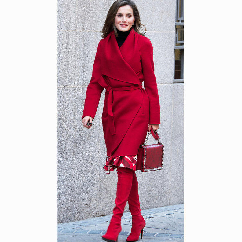ليتيزيا ملكة إسبانيا تألقت باللون الاحمر مع المعطف الطويل والبوت العالي الذي يتخطى حدود الركبة