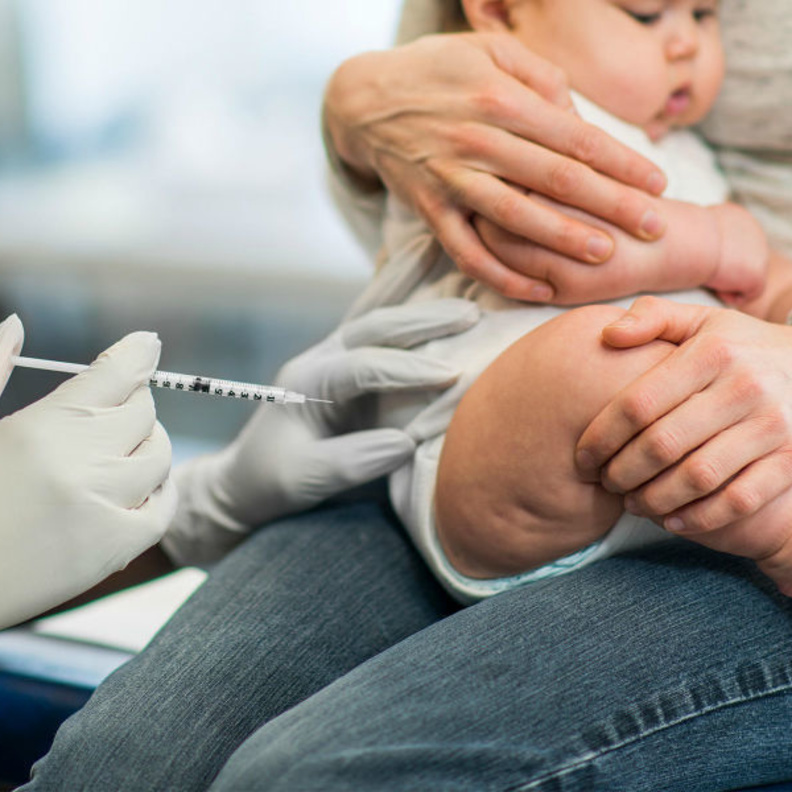 اهم الأعراض الجانبية لتطعيمات الرضع فى العام الاول