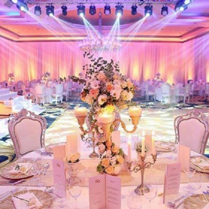 قاعة من تصميم المصمم طوني بريس