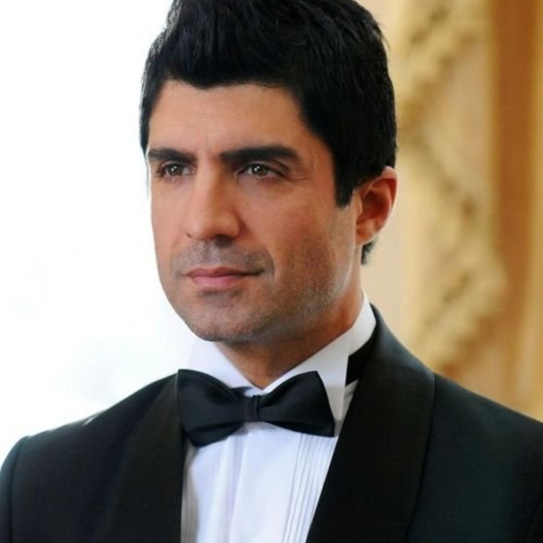 حبيبة أوزجان دنيز السابقة تحاول إثارة غيرة نظيرتها الحالية 