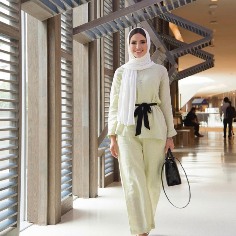 موضة البنطلون الواسع مع التوب المربعة بأسلوب مرمر