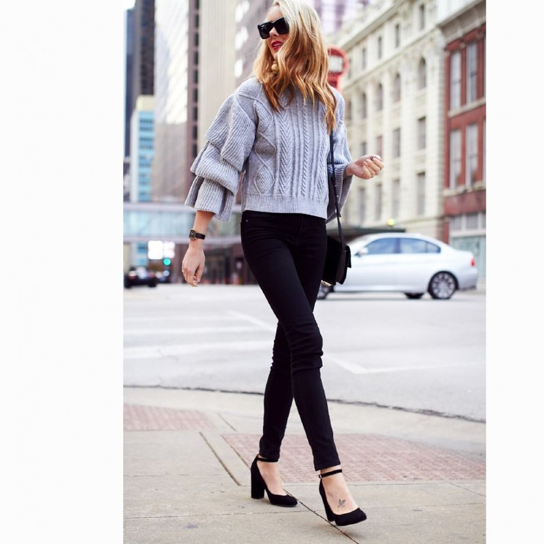 قميص أبيض بصيحة الكشكش