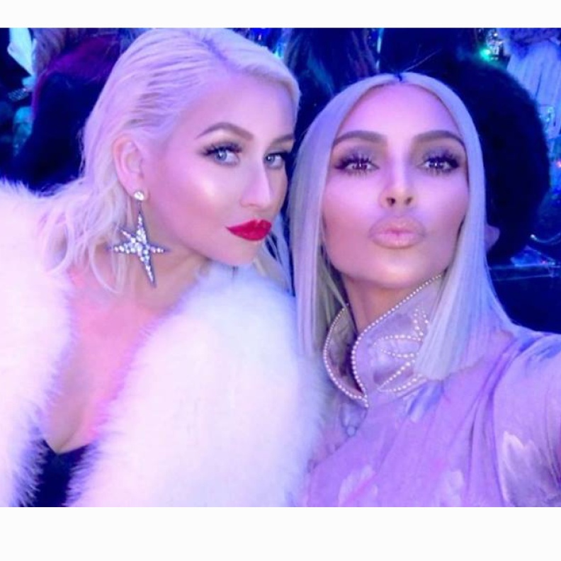 كيم كاردشيان بقصة شعر عصرية برفقة كرستينا أغوليرا خلال احتفالهما اليوم