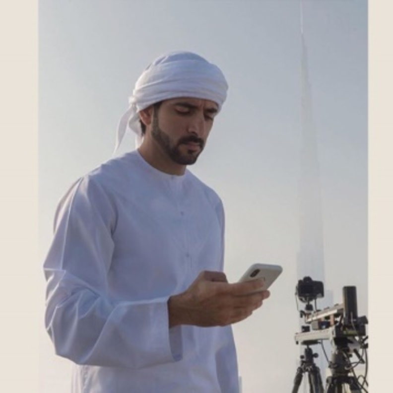 الشيخ حمدان بن محمد ينشر فيديو الضباب وهو يخترق ناطحات السحاب في دبي