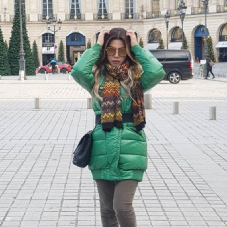 تنسيق فوضوي وغير أنيق اعتمدته نوال الزغبي في بنطلون الجينز الممزق