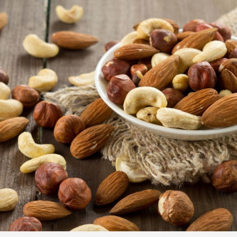 تناول مزيج من المكسرات يمكن ان يخفض خطر امراض القلب