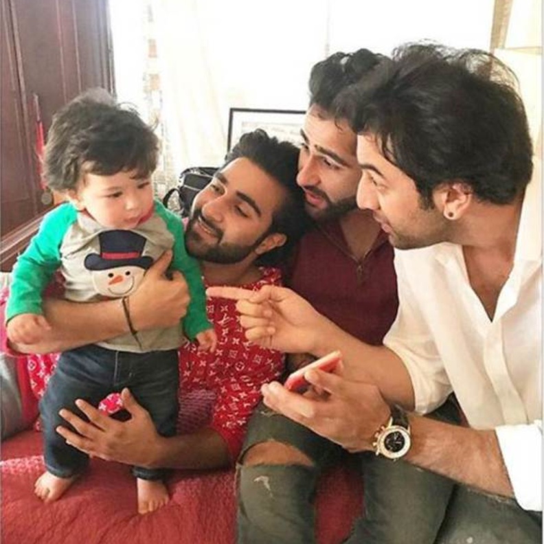 عائلة كابور اجتمعت رغم حزنها على وفاة شاشي كابور