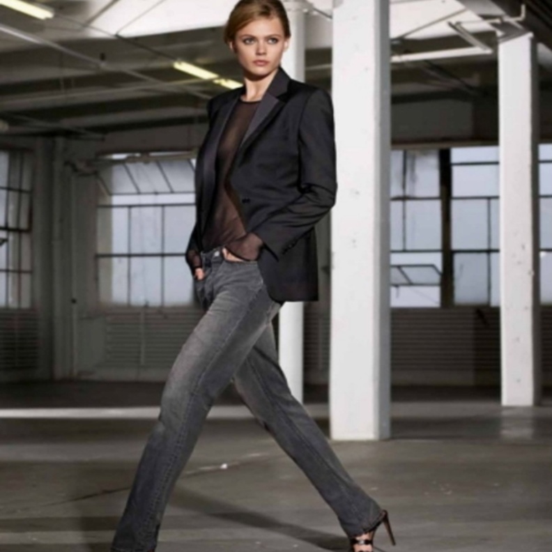 اطلالات شبابية وعصرية بأسلوب جذاب وأنيق بالجينز الرمادي بالقصّة الضيّقة