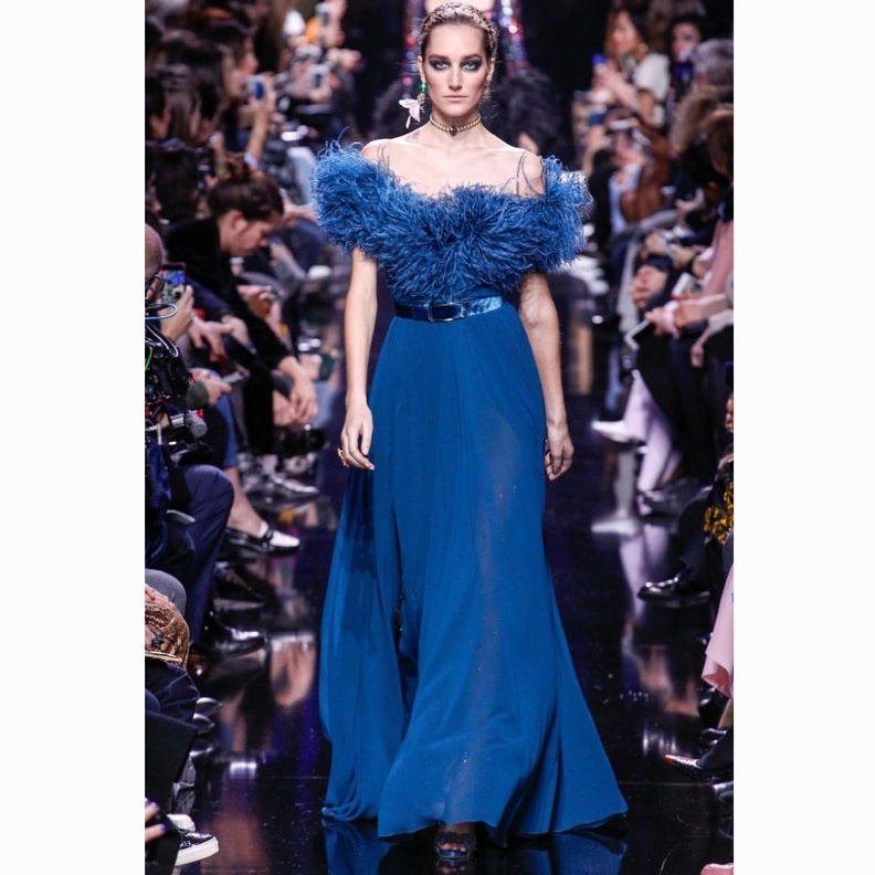 اخطفي الأنظار بأجمل تصاميم فساتين السهرة باللون الأزرق