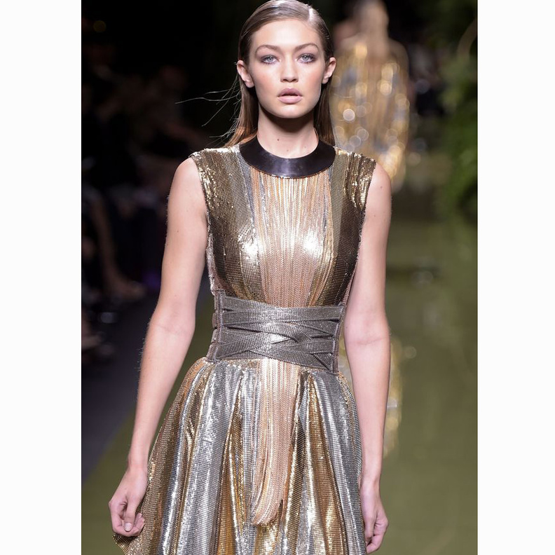 مجموعة من الملابس الميتاليك من دور ازياء مختلفة