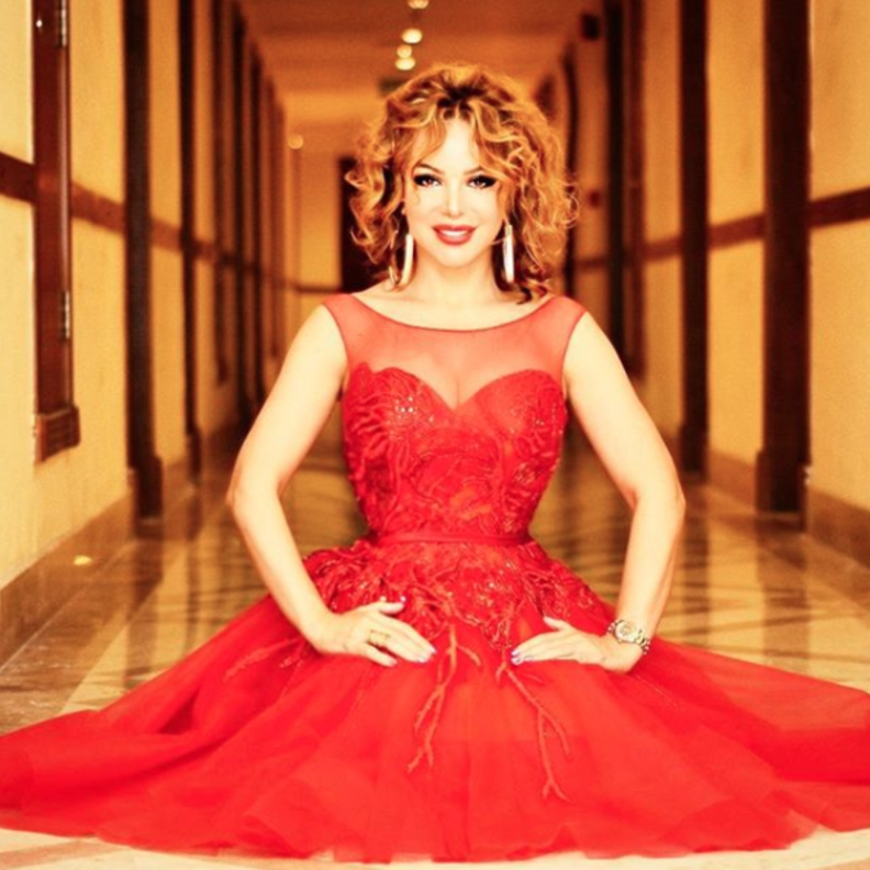 فستان ميدي باللونين الأحمر والأسود اختارته سوزان نجم الدين