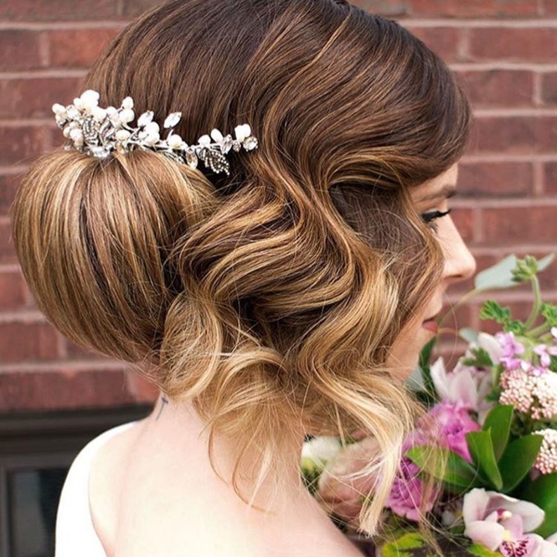 تسريحة كيرلي مع الورود