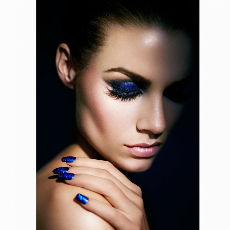 تفنني بهذه الإطلالة في مناسبات نهاية العام