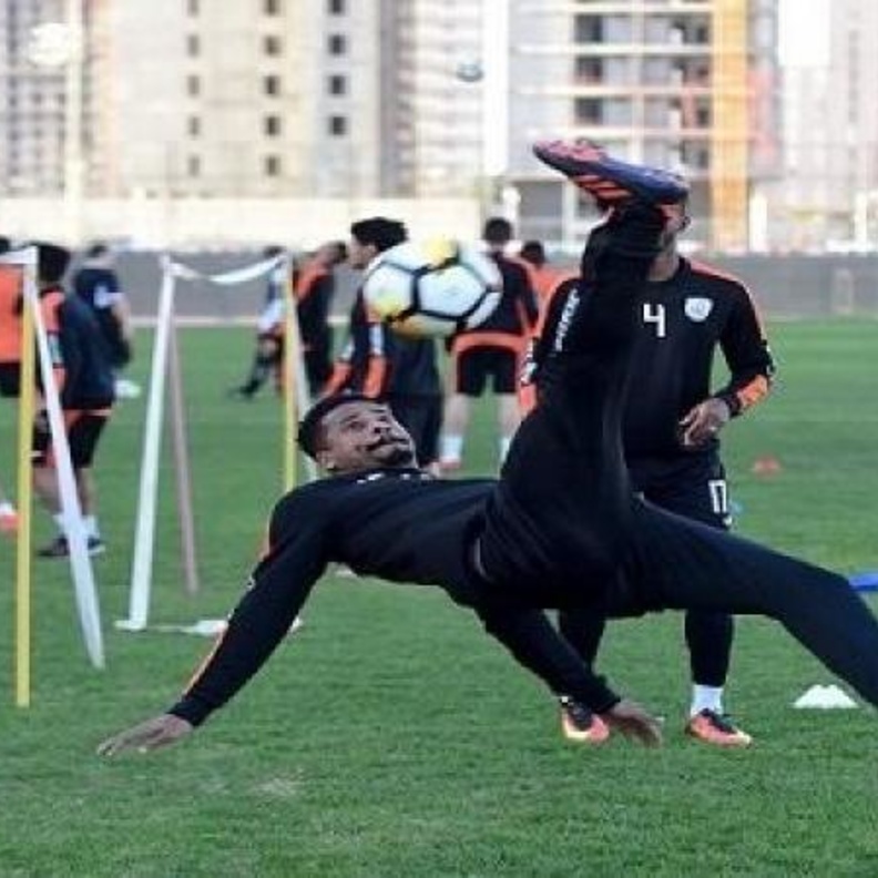 تشكيلة الشباب كاملة باستثناء هتان باهبري