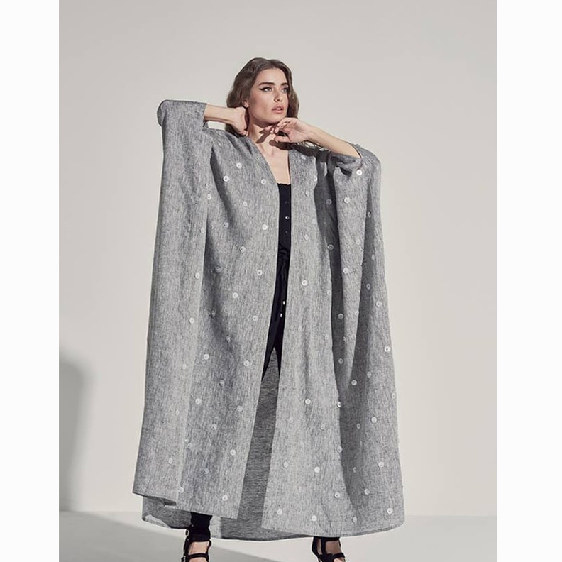 اكسري روتين الأسود وتألقي بأجمل تصاميم العبايات الملونة