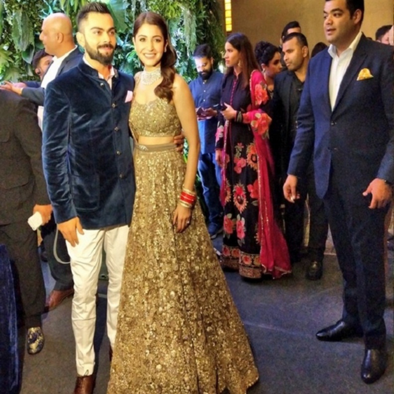 أنوشكا شارما وفيرات كولي ظهرا في حفل الاستقبال الذي أقيم في قاعة حفلات Astor Ballroom في فندق سانت ريجيس