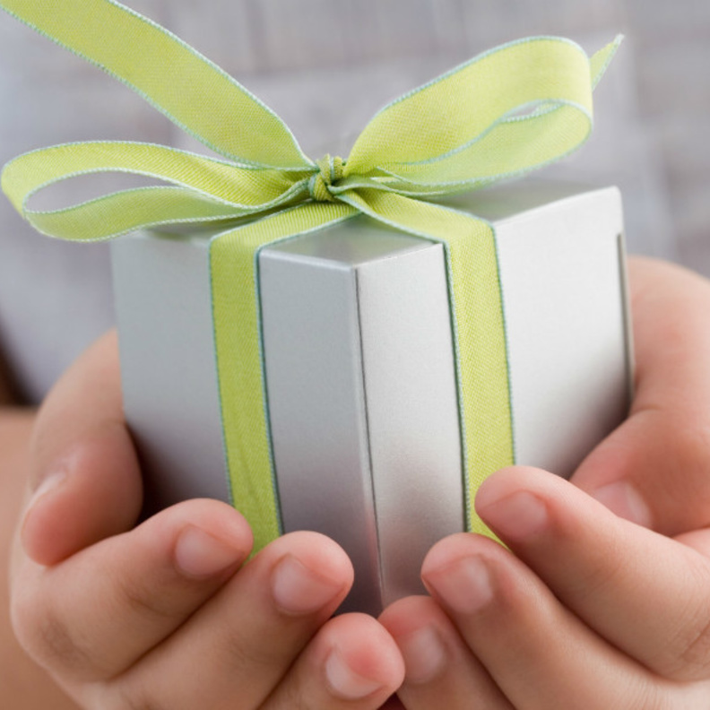 كيف تعلمين طفلك تقديم الهدية؟