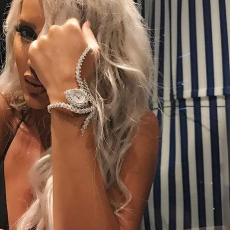 هيفاء وهبي تختار بوتات عصرية عالية الساق مع أقمشة النمر الفاخرة