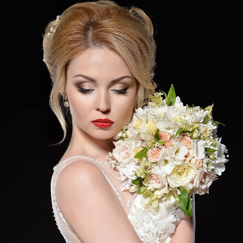 مكياج ناعم للعرايس باللون الاحمر