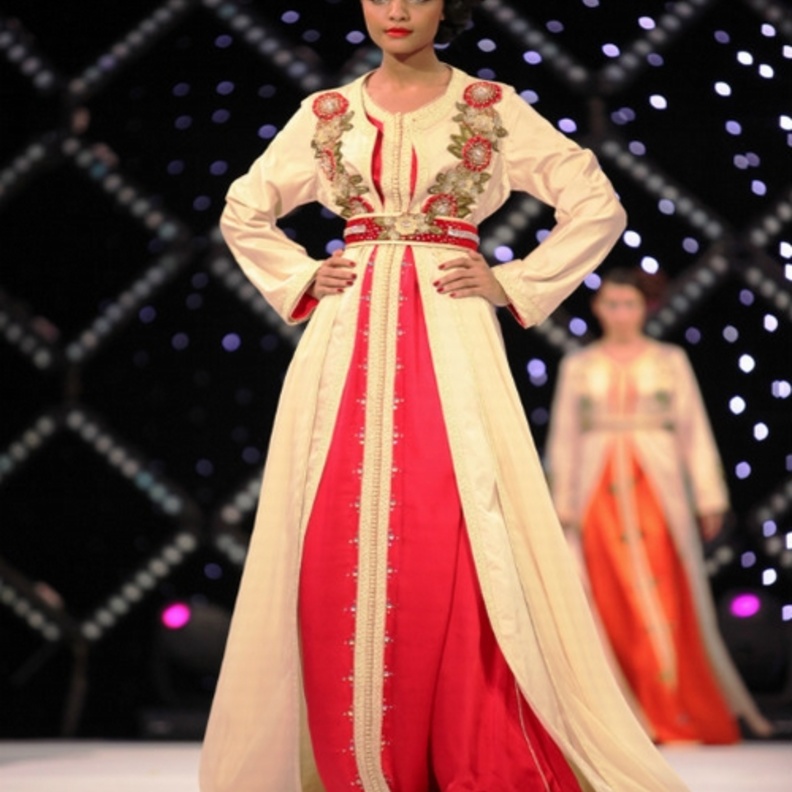 قفطان مغربي باللون الاحمر والذهبي