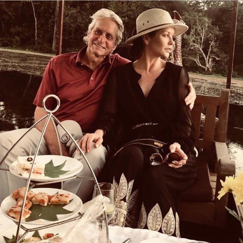 لقطة رومانسية تجمع كاثرين زيتا جونز وزوجها مايكل دوغلاس في كمبوديا