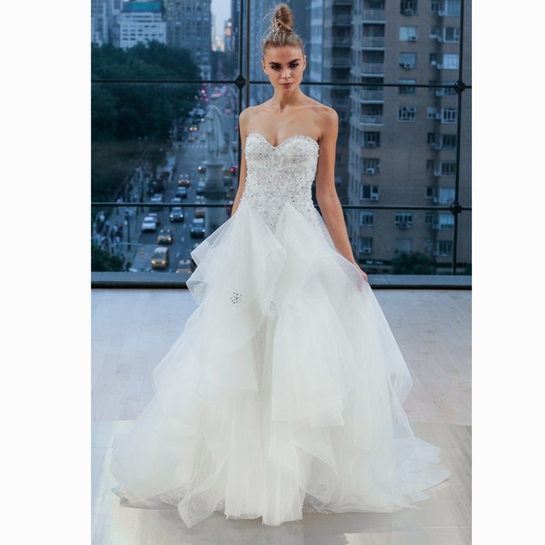 موديلات فساتين خطوبة مرصعة بالاحجار الكريمة من مجموعة فيكتور أند رولف Viktor & Rolf