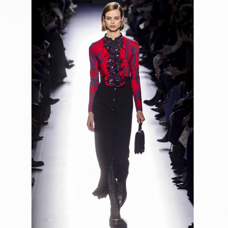 للمحجبات اعتمدي اللون الأحمر لتصاميمك في ليلة رأس السنة