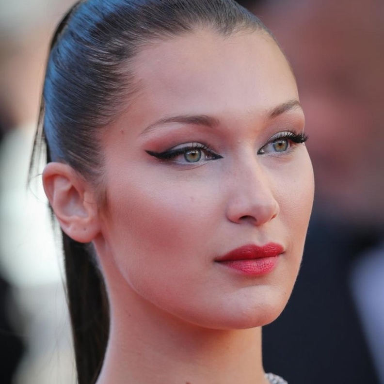 رسمات آيلاينر‎ ‎اسود رفيع مع البشرة البرونزية من ‏Sara Sampaio