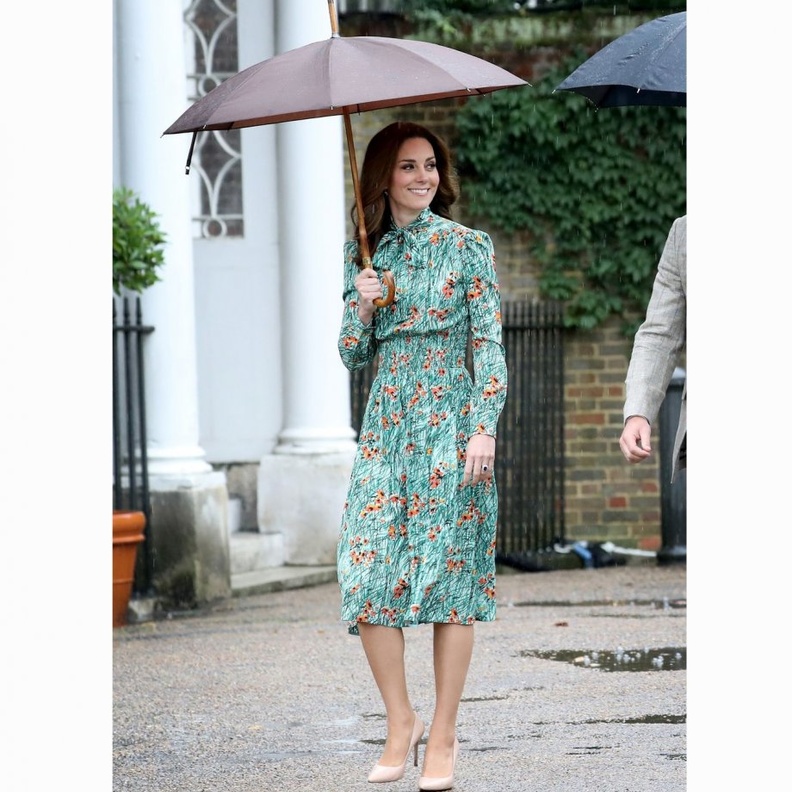 كيت ميدلتون ‏‎ Kate Middletonترتدي معطف ازرق بتوقيع دار كاثرين والكر‎ Catherine ‎Walker‏ مع الازرار المستقيمة