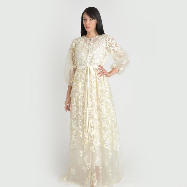 جلابية بيضاء مصممة من الدانتيل